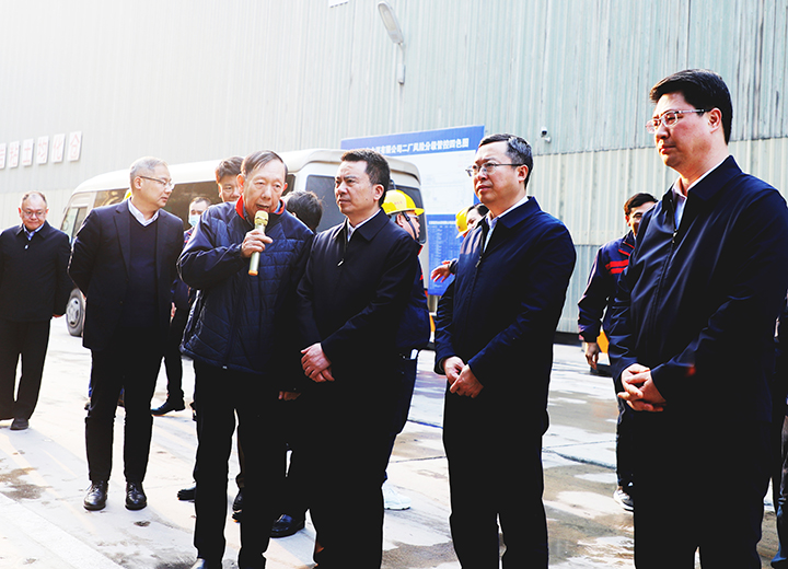 2024年1月9日，江西省人民政府夏文勇副省長一行參訪江西亞東二廠區(qū)，田隆總經(jīng)理于現(xiàn)場介紹公司運營情況。