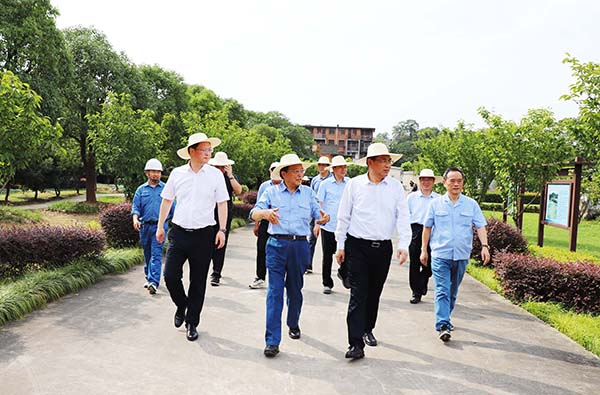 2024年7月9日，江西省人大副主任張小平一行來江西亞東調(diào)研礦區(qū)生態(tài)修復(fù)保護及相關(guān)工作，亞泥（中國）張振昆執(zhí)行長與王海洋副董事長特別助理一同接待。