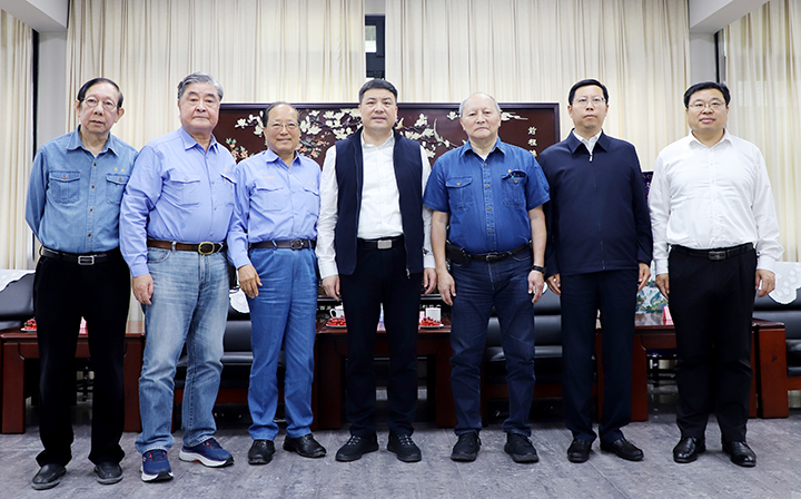 2025年4月16日，江西省臺灣事務(wù)辦公室蔡清平主任等一行蒞臨亞泥(中國)暨江西亞東水泥公司進行考察指導(dǎo)，亞泥(中國)徐旭平副董事長、張振昆執(zhí)行長、俞劍屏副執(zhí)行長及江西亞東田隆總經(jīng)理等陪同交流。